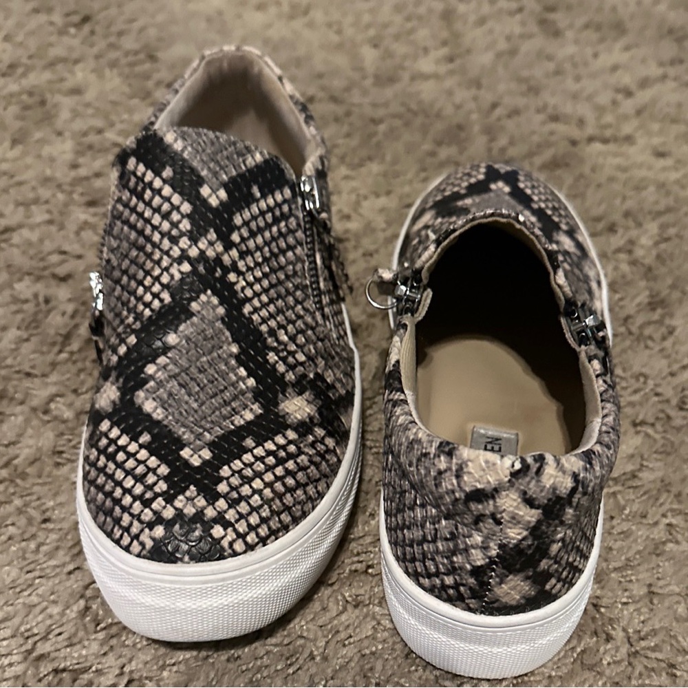 Steve Madden women’s size 6.5 snake print gray white sneakers loafers shoes